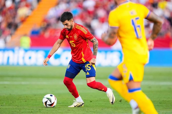 Archivo - Alex Baena of Spain in action during International Friendly football match played between Spain and Andorra at Nuevo Viveros stadium on June 5, 2024, in Badajoz, Spain.