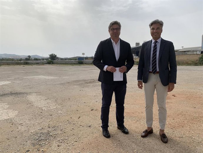 El vicepresidente primero y delegado de Infraestructuras, Sostenibilidad y Agricultura de la Diputación, Andrés Lorite (dcha.), en su encuentro con el alcalde de Puente Genil, Sergio Velasco.