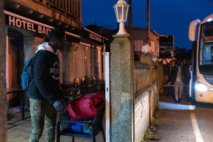 Archivo - Migrantes procedentes de Canarias dejan el hotel Baixamar para partir al campamento de Accem, a 19 de diciembre de 2023, en Sanxenxo, Pontevedra. Foto de archivo. 