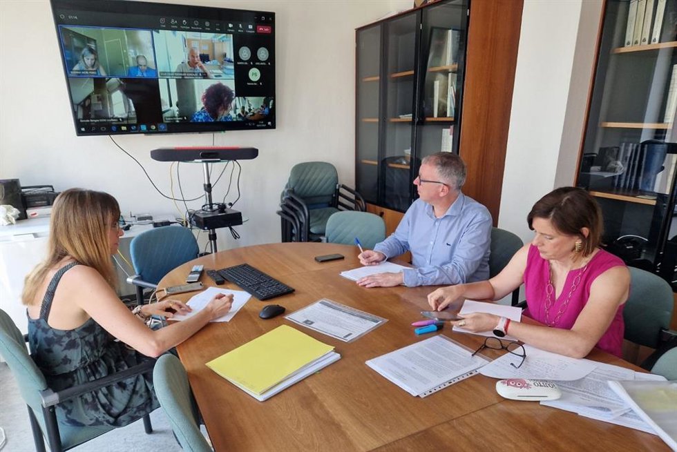 De izquierda a derecha, el director general de Personal Docente, César González, con dos funcionarias de su departamento, en la reunión telemática con la mesa de negociación.