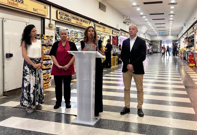 La alcaldesa de Zaragoza, Natalia Chueca, en el Mercado de Ciudad Jardín de Zaragoza.