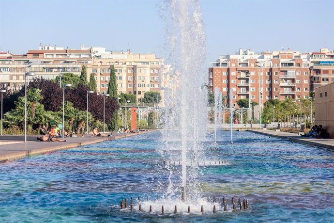 Varias personas se refrescan durante la llegada de la primera ola de calor, en el parque del Canal de Isabel II, a 17 de julio de 2024, en Madrid (España). La Comunidad mantiene activado el nivel dos de alerta por calor conforme al ‘Plan de Vigilancia y C