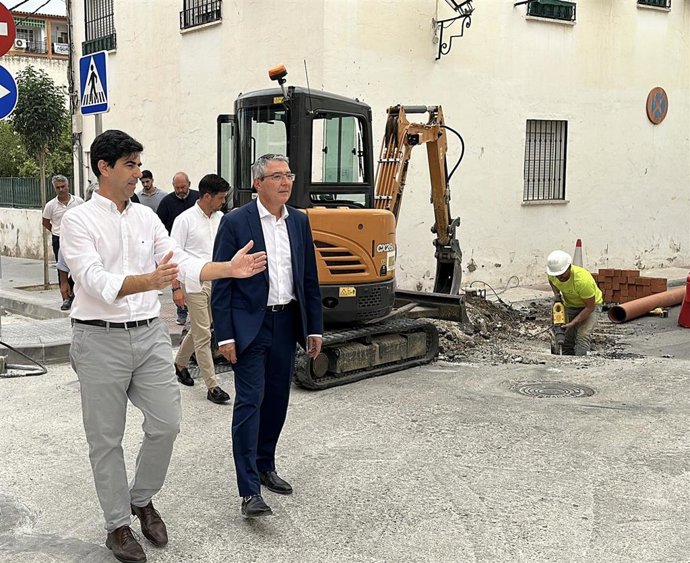 El presidente de la Diputación de Málaga, Francisco Salado, visita Coín, junto al alcalde, Francisco Santos.