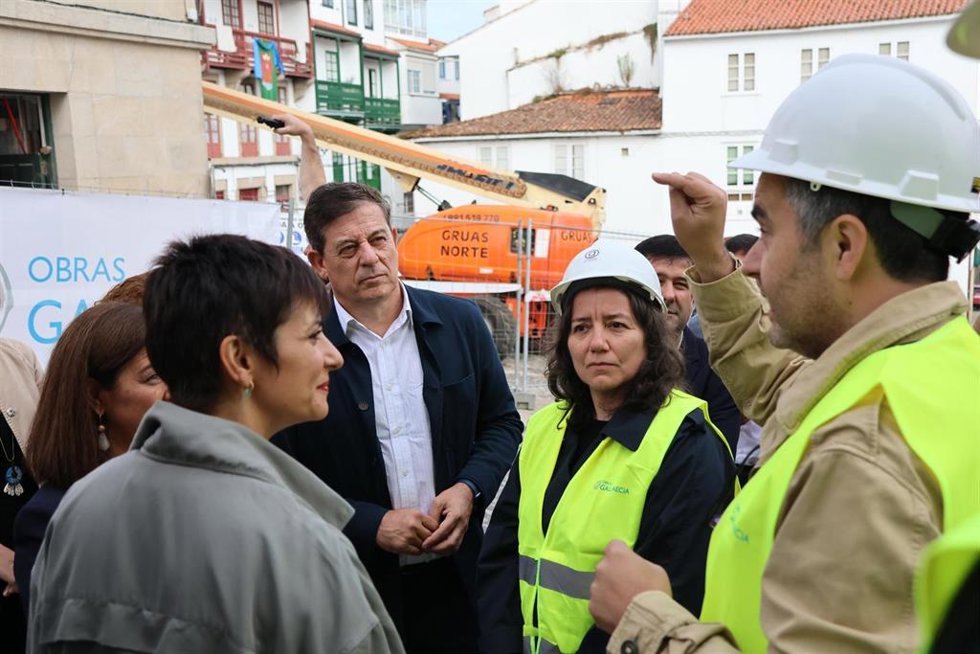 El secretario xeral del PSdeG, José Ramón Gómez Besteiro, en la visita de la ministra de Vivienda y Agenda Urbana, Isabel Rodríguez, a Betanzos (A Coruña).