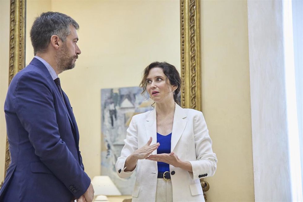 La presidenta de la Comunidad de Madrid, Isabel Díaz Ayuso, y el consejero de Presidencia, Justicia y Administración Local de la Comunidad de Madrid, Miguel Ángel García, conversan a su llegada a recibir a la embajadora de la República de Costa Rica en 