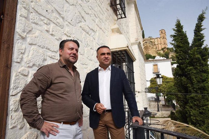 El presidente de la Diputación de Granada, Francis Rodríguez, y el alcalde de Montefrío, Óscar Fernández.