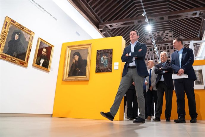 El presidente de la Diputación de Almería visita la muestra temporal sobre Sorolla y otros artistas valencianos en el Murec.