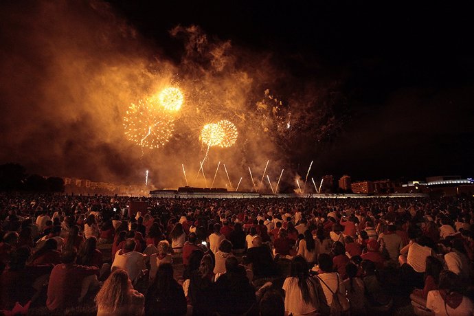 Archivo - Fuegos artificiales en Pamplona.