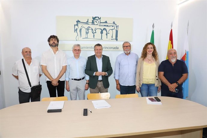 Aristu, Fernández, Juan Baurista Ginés y Vega durante la firma del convenio