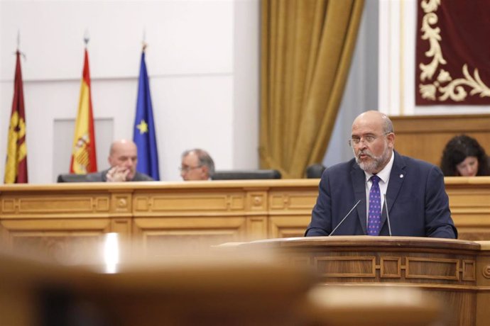 El vicepresidente primero del Gobierno de C-LM, José Luis Martínez Guijarro, en el pleno de las Cortes.