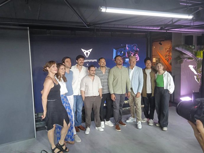 Wayne Griffiths, J.A. Bayona y Aintza Serra junto a los finalistas.