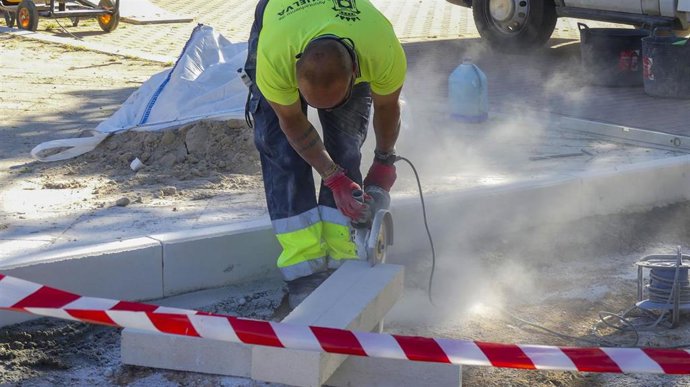 Archivo - Operario trabaja para solucionar una de las incidencias registradas en la 'Línea Verde'.
