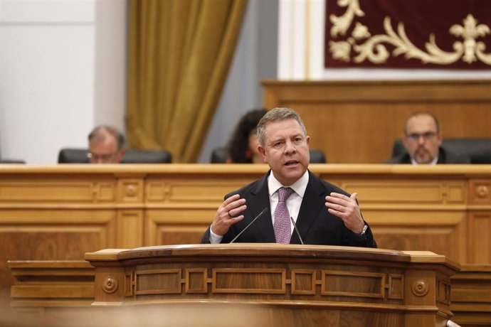 El presidente de C-LM, Emiliano García-Page, en el pleno de las Cortes.