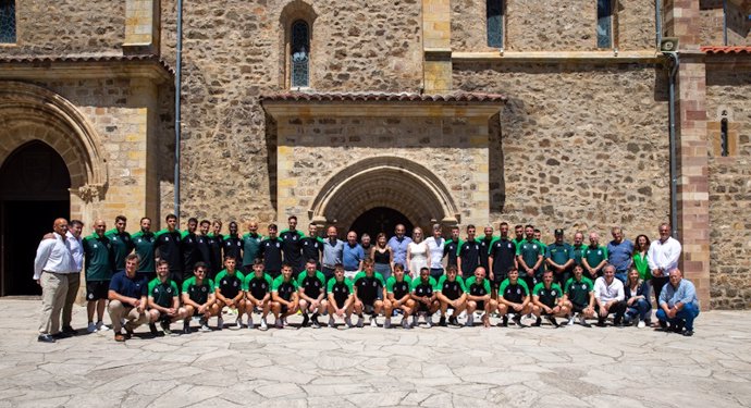 La presidenta de Cantabria, María José Sáenz de Buruaga, junto a la plantilla y equipo directivo del Racing ante el Monasterio de Santo Toribio