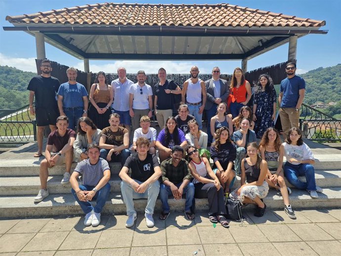 El director general de Juventud, Francisco de Asis Fernández, y la directora general de Participación Ciudadana, Nuria Rodríguez, durante la jornada  InspirARTE en Cabranes.