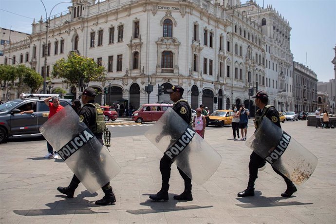 Archivo - 13 December 2022, Peru, Lima: Police officers patrol the historic center of Lima. Due to the violent riots of the last few days, more than 5,000 police officers are to ensure security in the historic center of Lima. Photo: Lucas Aguayo Araos/dpa