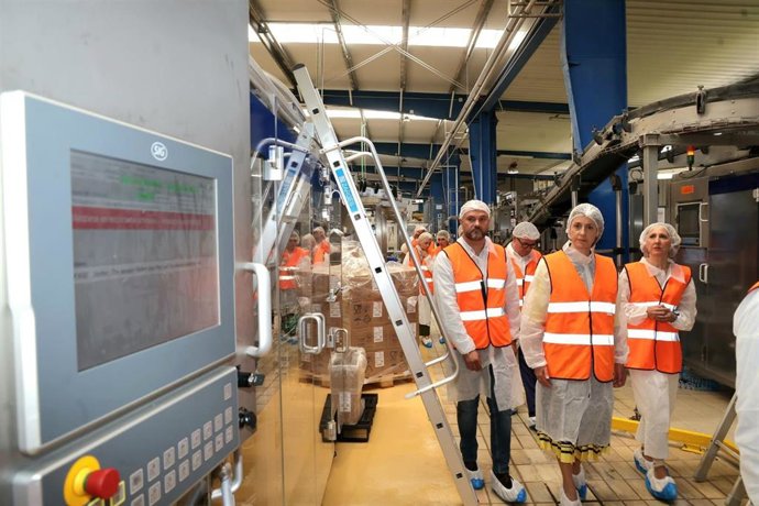 Gómez destaca la apuesta de Leche Celta por la mejora de sus instalaciones y por nuevos productos