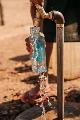 Botella de AUARA en un pozo