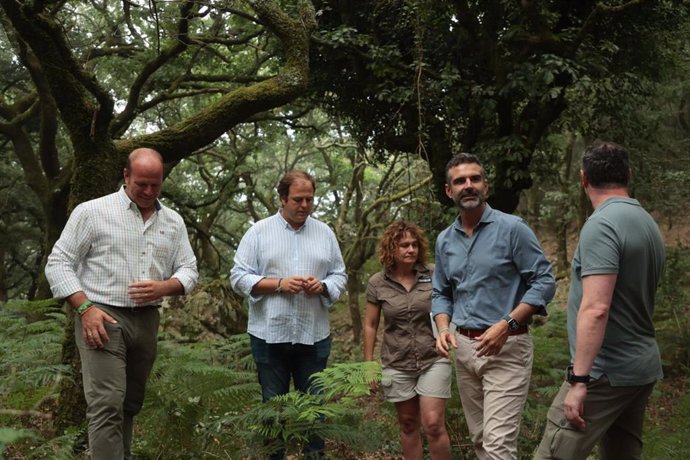 El consejero de Sostenibilidad, Medio Ambiente y Economía Azul, Ramón Fernández-Pacheco (2d),  durante su visita a los Alcornocales, a 18 de julio de 2024, en Algeciras, Cádiz, (Andalucía, España). El consejero de Sostenibilidad, Medio Ambiente y Economía