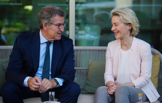 El líder del PP, Alberto Núñez Feijóo, mantiene una reunión informal con la presidenta de la Comisión Europea en Cascais (Portugal).