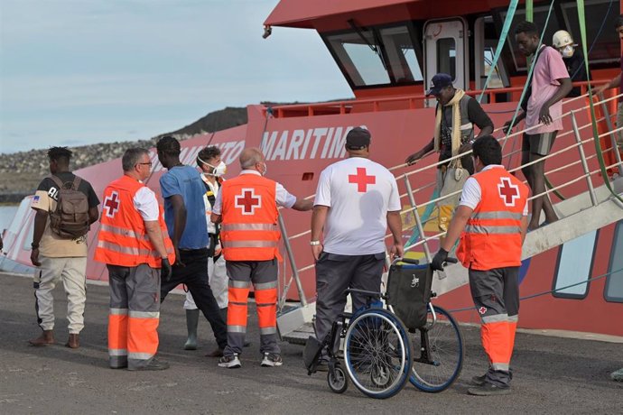 Archivo - Trabajadores de la Cruz Roja atienden a los 190 migrantes rescatados por una embarcación de Salvamento Marítimo tras llegar anoche en una patera, en el puerto de la Restinga de El Hierro, a 6 de junio de 2024, en El Hierro, Canarias (España).