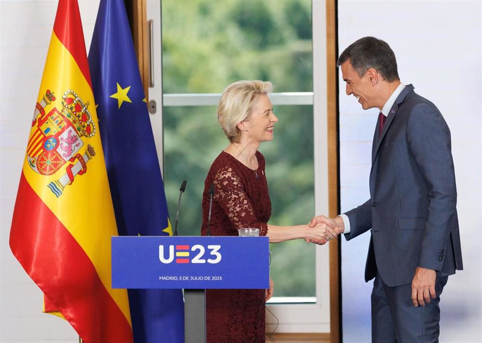 Archivo - La presidenta de la Comisión Europea, Ursula von der Leyen y el presidente del Gobierno, Pedro Sánchez, se saludan tras la reunión plenaria del Gobierno de España y del Colegio de Comisarios, en la Galería de Colecciones Reales, a 3 de julio