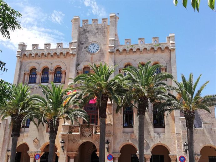 Archivo - Fachada del Ayuntamiento de Ciutadella.