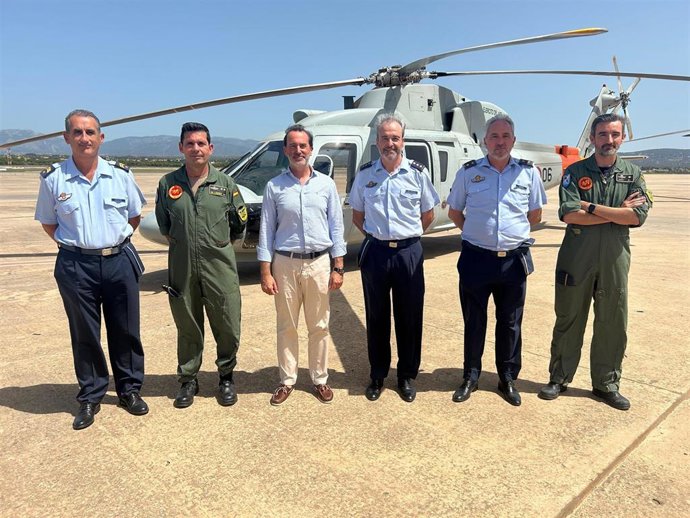 El presidente del Parlament, Gabriel Le Senne, en la Base Aérea de Son Sant Joan