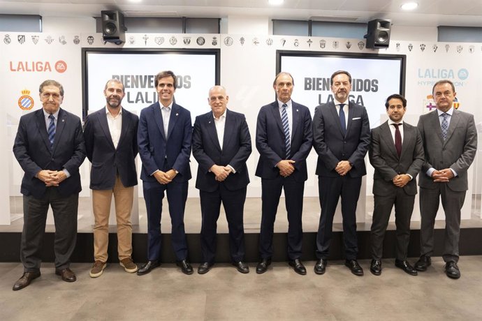 Homenaje a los clubes ascendidos a LaLiga EA Sports y LaLiga Hypermotion.