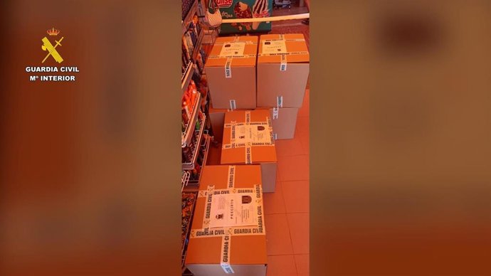 Prendas falsificadas intervenidas por la Guardia Civil en diferentes puntos de venta de Gran Canaria