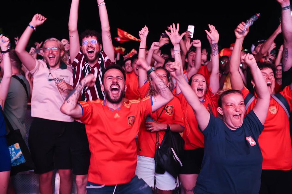 Decenas de aficionados se concentran para ver la final, en el Puente del Rey, a 14 de julio de 2024, en Madrid (España).