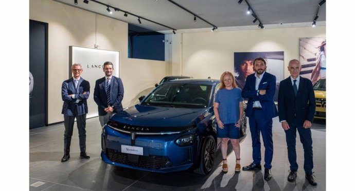 Lancia entrega en Italia la primera unidad de su nuevo modelo Ypsilon en la edición Limitata Cassina.