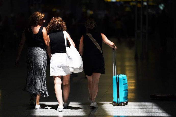 Imágenes de turistas a su llegada a un aeropuerto.