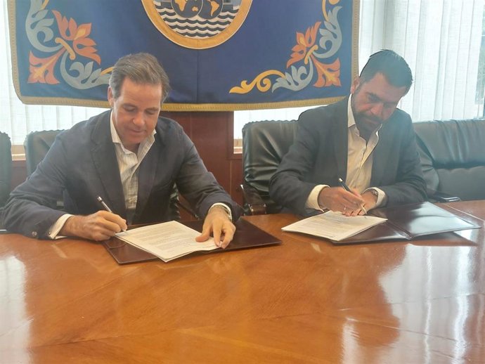 El delegado de la Zona Franca, Fran González, en la firma de la nueva parcela con Cayco.