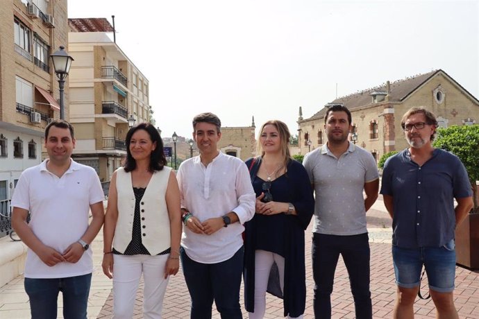 Rafi Crespín (2ª izda.) y José Antonio Gómez (3º izda.), junto a otros responsables del PSOE en Puente Genil.