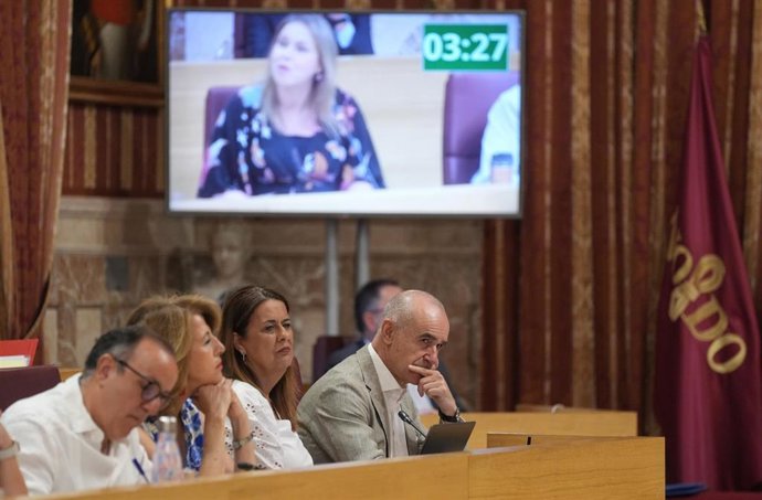 El portavoz del PSOE, Antonio Muñoz, junto a la concejal Sonia Gaya, en un momento del pleno.