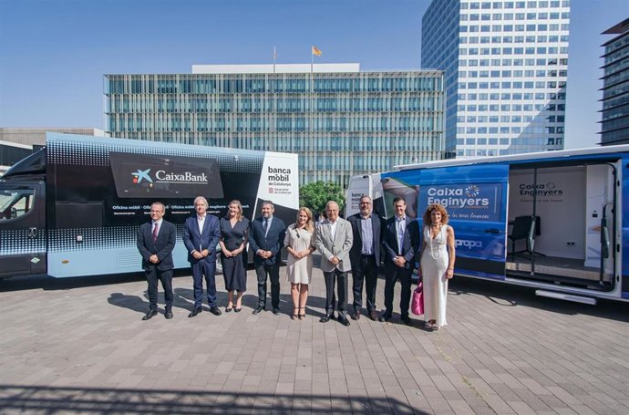 Representantes de la Generalitat, CaixaBank y Caixa Enginyers junto a los vehículos que prestarán el servicio.