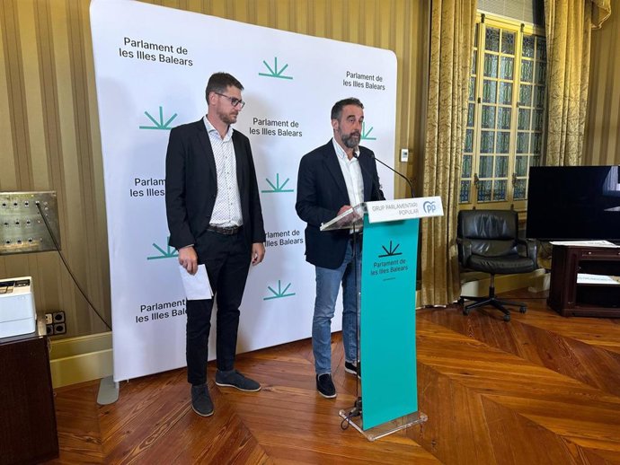 Archivo - El portavoz del PP en el Parlament, Sebatià Sagreras, y diputado 'popular' José Luis Mateo.