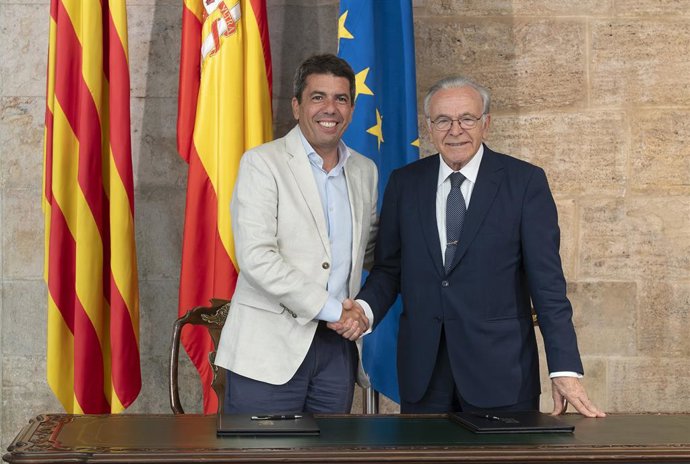 El president de la Generalitat Valenciana, Carlos Mazón, i el president de la Fundació "la Caixa", Isidro Fainé, han signat l'acord marc que arreplega la col·laboració entre ambdues institucions per al 2024.