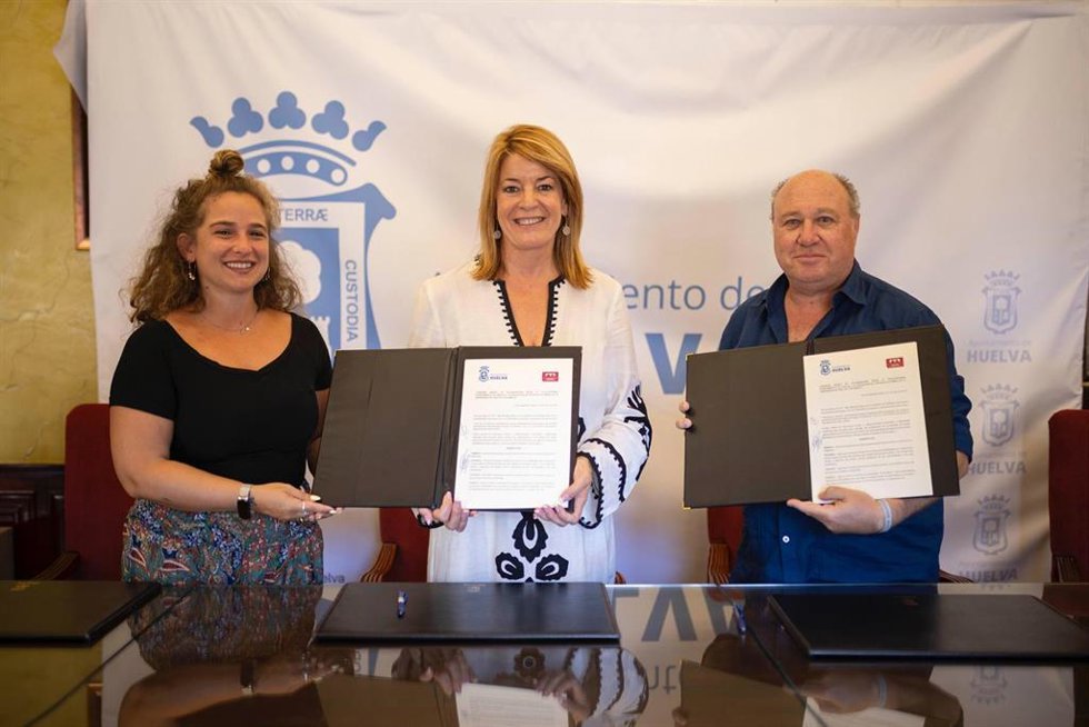 La alcaldesa de Huelva, Pilar Miranda, y el presidente de la Asociación de Antiguos Alumnos de la Universidad de Huelva '3 de Marzo', Antonio José Redondo, en la firma del convenio.