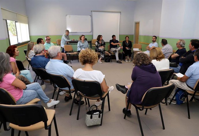 Archivo - La delegada territorial de Fomento, Articulación del Territorio y Vivienda en Cádiz, Carmen Sánchez, reunida con vecinos de la barriada de La Asunción en Jerez en una imagen de archivo.