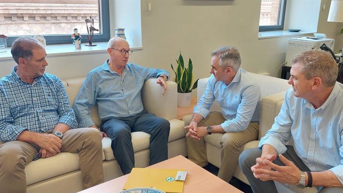 Barrachina es compromet a eliminar la burocràcia que "asfixia l'activitat dels agricultors valencians"