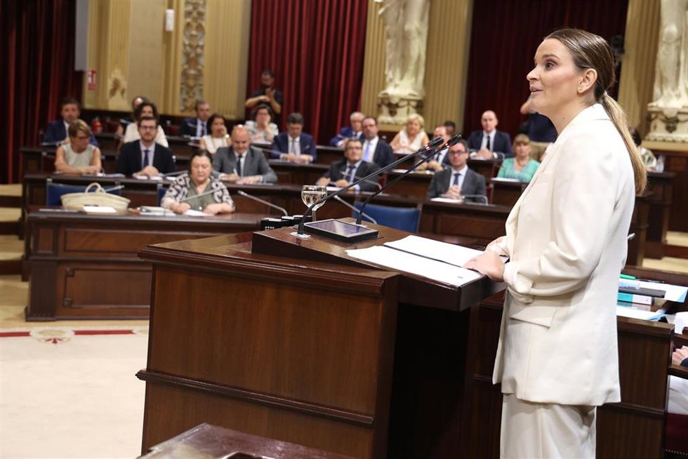 Archivo - La presidenta del Govern, Marga Prohens, en el Parlament.