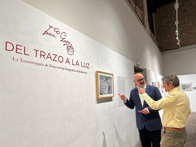 El comisario de la exposición, Aku Estebaranz (izda) y el concejal de Cultura, Juan Carlos Monroy.