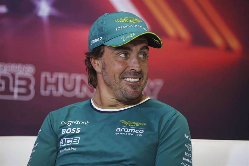 Fernando Alonso sonríe durante la rueda de prensa previa al GP Hungría 2024