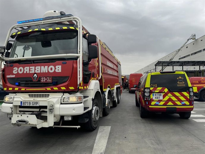 Arde la cubierta de una nave industrial logística en Meco