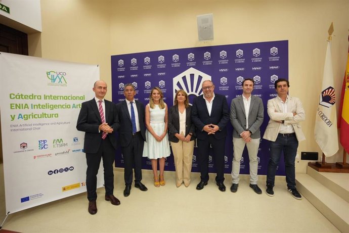 El rector, Manuel Torralbo (3 dcha.), junto a la subdelegada, Ana López (centro), y el resto de responsables empresariales que sustentan la nueva Cátedra Internacional ENIA de Inteligencia Artificial y Agricultura.