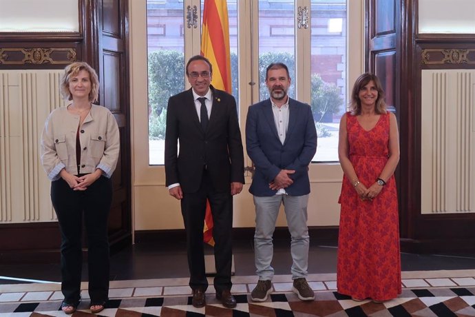 La vicepresidenta primera de la Mesa, Raquel Sans, el presidente del Parlament, Josep Rull, el vicepresidente de Òmnium, Oleguer Serra, y la secretaria primera de la Mesa, Glòria Freixa.