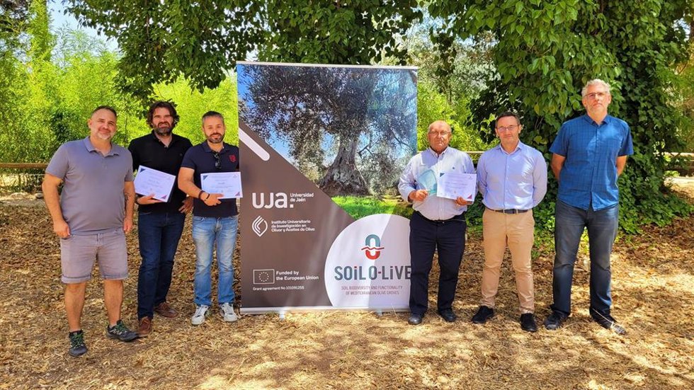 Responsables del proyecto, de la UJA y DEOLEO, junto a premiados