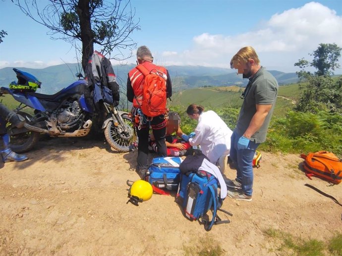 Rescate del motorista herido en una pista de Rionansa